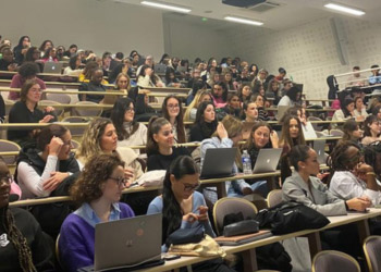 classe d'élèves étudiant à ESG Luxe