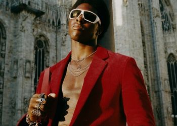 homme en costume rouge