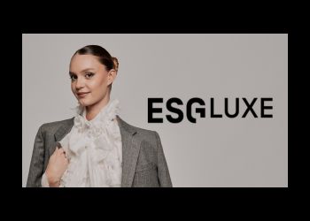 étudiante à l'esg luxe en tailleur gris