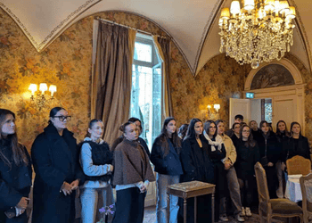 étudiants dans le château