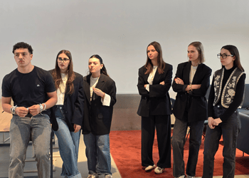 groupe d'étudiant à un salon