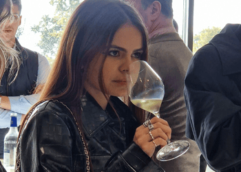 dégustation de vin par une étudiante
