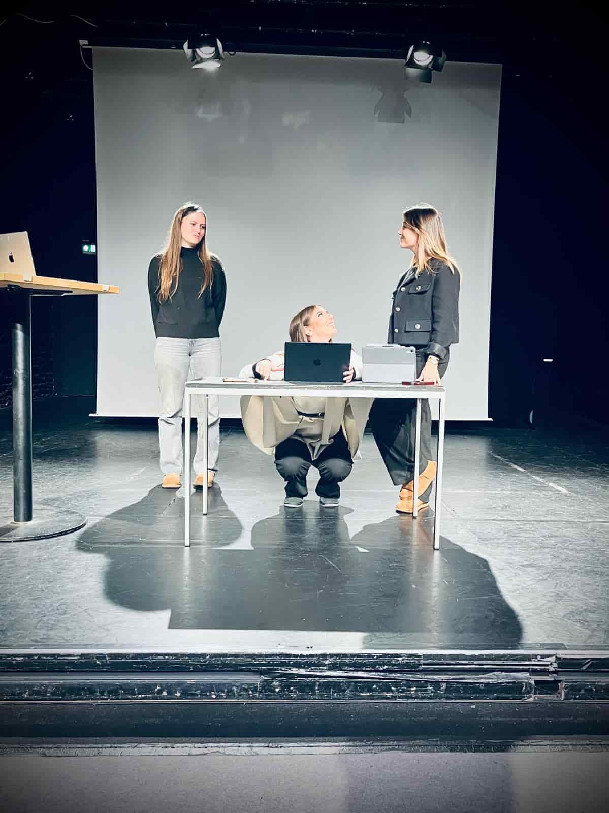 étudiantes sur scène pour une présentation
