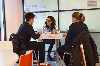 étudiant parlant à une intervenante