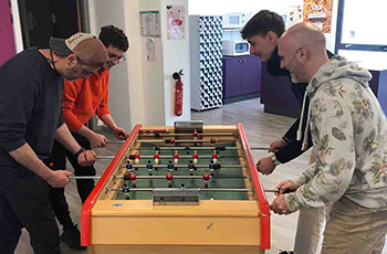 étudiants jouant au baby foot